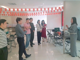 Phó Bí thư Thường trực Đảng ủy xã Gia Lâm kiểm tra công tác bầu cử tại Đơn vị bầu cử số 6