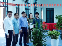 Đồng chí Bí thư Đảng ủy xã Hồng Sơn và Ban chỉ đạo Bầu cử xã kiểm tra, động viên công tác chuẩn bị bầu cử trên địa bàn xã