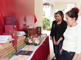 Bát Tràng trưng bày sách Chào mừng bầu cử đại biểu Quốc hội và đại biểu HĐND các cấp, nhiệm kỳ 2026-2031