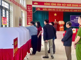 Phó Bí thư thường trực Đảng ủy xã Mỹ Đức Nguyễn Thị Thúy Hòa kiểm tra công tác bầu cử tại 8 khu vực bỏ phiếu tại địa bàn An Phú