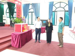Đồng chí Phó Bí thư Thường trực Đảng ủy đi kiểm tra công tác bầu cử tại các thôn