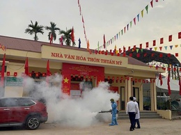 Phúc Thọ phun khử khuẩn tại các khu vực bỏ phiếu trước ngày bầu cử