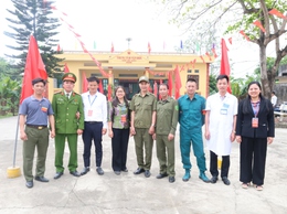 Lãnh đạo xã Hòa Phú thăm, động viên các tổ bầu cử