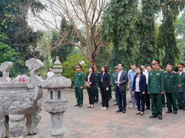 Xã Yên Lãng tổ chức viếng nghĩa trang liệt sĩ trước ngày bầu cử
