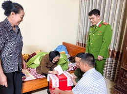 Các Tổ bầu cử xã Quốc Oai mang hòm phiếu phụ đến tận nhà cử tri già yếu, ốm đau