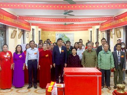 Đồng chí Phó Chủ tịch UBND xã Quốc Oai dự khai mạc tại khu vực bầu cử số 8 thôn Sài Khê