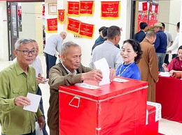 Đồng chí Phó Bí thư Thường trực Đảng ủy xã Quốc Oai dự khai mạc tại khu vực bầu cử số 6 thôn Đa Phúc