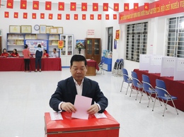 Đồng chí Nguyễn Trường Sơn – Bí thư Đảng ủy, Chủ tịch HĐND xã Quốc Oai dự khai mạc và bỏ phiếu cùng cử tri thôn Thạch Thán 3 tại khu vực bỏ phiếu Nhà văn hóa thôn