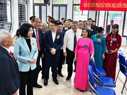 Đồng chí Phùng Thị Hồng Hà kiểm tra, động viên công tác bầu cử phường Định Công