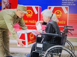 Hỗ trợ cử tri già yếu, nghĩa tình trong ngày hội bầu cử