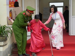 Công an xã Hưng Đạo tận tình hỗ trợ cử tri trong Ngày hội toàn dân đi bầu cử