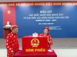 NHỮNG CỬ TRI CAO NIÊN ĐẦU TIÊN BỎ PHIẾU TẠI PHƯỜNG LÁNG