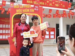 Cử tri phường Long Biên rạng rỡ check-in trong Ngày hội bầu cử