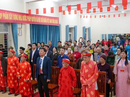 Đồng chí Bí thư Đảng ủy, Chủ tịch HĐND xã, Chủ tịch Ủy ban Bầu cử xã Hưng Đạo dự khai mạc bầu cử cùng cử tri thôn Dương Cốc