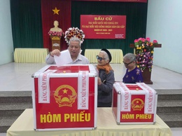 25/25 khu vực bầu cử phường Phú Lương khai mạc Ngày hội toàn dân đi bầu cử