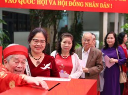 Cử tri phường Đống Đa hồ hởi tham gia bỏ phiếu bầu cử