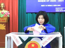 Chủ tịch HĐND thành phố Phùng Thị Hồng Hà bỏ phiếu bầu cử tại phường Hà Đông