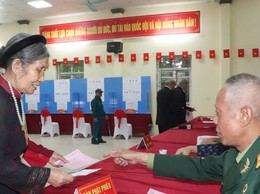 Cử tri xã Quang Minh gửi gắm niềm tin qua từng lá phiếu