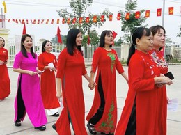 Phụ nữ Quang Minh rạng rỡ áo dài trong ngày bầu cử