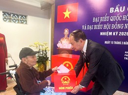 Hình ảnh xúc động của những cử tri đặc biệt ở phường Tây Hồ