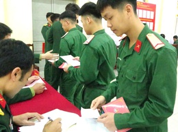 Cử tri bộ đội vững vàng lá phiếu tại xã Đoài Phương