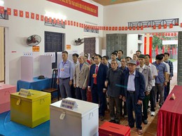 Cử tri Xuân Mai phấn khởi tham gia ngày hội bầu cử tại khu vực bỏ phiếu số 24, 25.