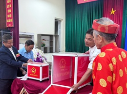 Hát Môn khai mạc sớm tại 2 khu vực bỏ phiếu từ 6 giờ sáng