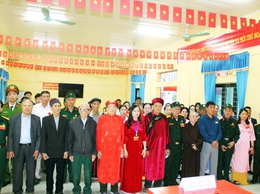 Đồng chí Lê Thị Hạnh - Phó Bí thư Thường trực Đảng ủy xã đã đến dự Lễ khai mạc tại Khu vực bỏ phiếu số 09, thôn Lam Điền.