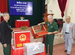 ĐỒNG CHÍ BÍ THƯ ĐẢNG UỶ XÃ PHÚ XUYÊN DỰ KHAI MẠC BỎ PHIẾU TẠI KHU VỰC BỎ PHIẾU SỐ 2, THÔN THAO CHÍNH