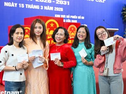 Người dân Thủ đô rạng rỡ đi bỏ phiếu trong 'ngày hội non sông' của cả nước