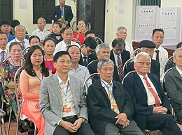 Đồng chí Nguyễn Hồng Phong - Phó Bí thư Thường trực Đảng ủy xã dự khai mạc và bỏ phiếu bầu cử tại Khu vực bỏ phiếu số 05 thôn Xuân Hà