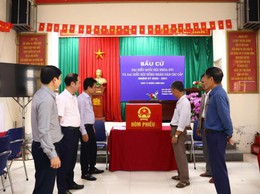 Lãnh đạo UBND xã Sơn Đồng kiểm tra công tác chuẩn bị bầu cử tại các đơn vị bầu cử trên địa bàn xã