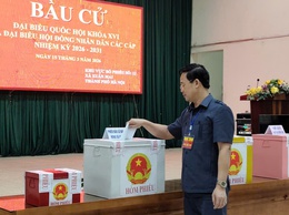 Đồng chí Phó Chủ tịch HĐND xã Xuân Mai dự khai mạc tại khu vực bầu cử số 12 thôn Trí Thủy