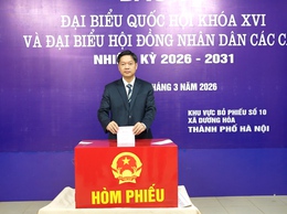Đồng chí Bí thư Đảng uỷ xã dự Khai mạc và bỏ phiếu bầu cử tại khu vực bỏ phiếu số 10 thôn Chàng Chợ