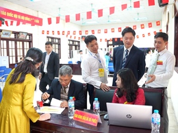 Đồng chí Bí Thư Đảng uỷ xã đi kiểm tra tiến độ bầu cử trên địa bàn xã