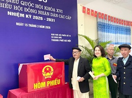 Đồng chí Đồng Thị Nga-UV BTV, Phó Chủ tịch UBND xã dự ngày hội bầu cử tại khu vực bỏ phiếu số 16-Nhà văn hóa thôn Giang Xá