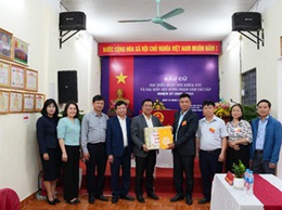 Lãnh đạo xã Hoài Đức thăm, tặng quà động viên các điểm bầu cử