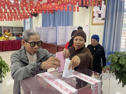 Ứng Hòa chung tay hỗ trợ cử tri cao tuổi, người khuyết tật đến bỏ phiếu