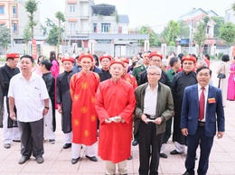 Cư tri khu vực bỏ phiếu số 10, thôn Ứng Hòa trang trọng, phấn khởi đi bỏ phiếu thực hiện quyền làm chủ của mình