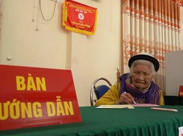 Cử tri đặc biệt 102 tuổi – Mẹ Việt Nam Anh hùng Nguyễn Thị Điểm tham gia bầu cử