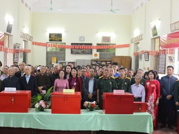 Đồng chí Nguyễn Thị Lan Hương - Phó chủ tịch HĐND xã, dự khai mạc ngày bầu cử tại Khu vực bỏ phiếu số 02, thôn Thái Hòa