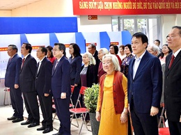 Đồng chí Lương Tam Quang và đồng chí Nguyễn Thanh Nghị dự Lễ khai mạc và bỏ phiếu bầu cử tại phường Phú Thượng