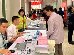 NHỮNG CỬ TRI ĐẦU TIÊN PHẤN KHỞI THAM GIA BỎ PHIẾU