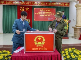 Cử tri thôn Cổ Điển B, khu vực bỏ phiếu số 8 xã Thanh Trì tích cực tham gia bỏ phiếu