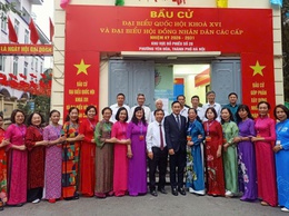 Phụ nữ phường Yên Hòa rạng rỡ áo dài trong “Ngày hội non sông”