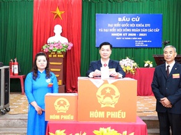  ĐỒNG CHÍ ĐINH HỮU BÌNH – PHÓ BÍ THƯ ĐẢNG ỦY, CHỦ TỊCH UBND XÃ DỰ KHAI MẠC VÀ BỎ PHIẾU TẠI THÔN HOÀNG TRUNG 