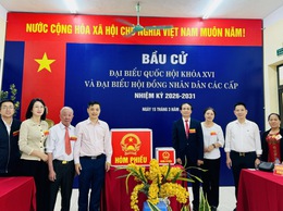 Không khí Ngày hội toàn dân đi bầu cử tại phường Phú Thượng: Cử tri tham gia tích cực, khu vực bỏ phiếu số 6 hoàn thành 100%, hòm phiếu lưu động đến tận nhà cử tri