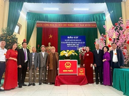 Đồng chí Chủ tịch Ủy ban Mặt trận tổ quốc xã Phú Xuyên dự lễ khai mạc bầu cử tại thôn Phú Mỹ