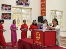 Phụ nữ Thượng Phúc duyên dáng trong tà áo dài, hòa cùng ngày hội non sông