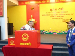 CỬ TRI XÃ THẠCH THẤT NÔ NỨC ĐI BỎ PHIẾU TRONG NGÀY HỘI LỚN CỦA ĐẤT NƯỚC